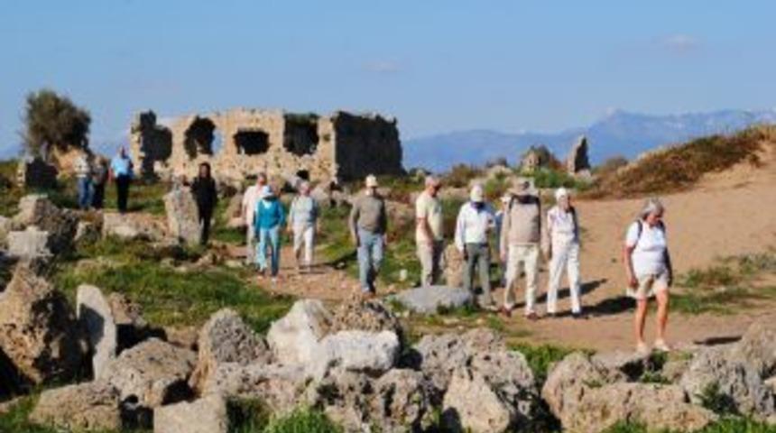 22 Bin İngiliz Turist Antalya'da Tarihi &Ouml;ren Yerlerini Gezdi