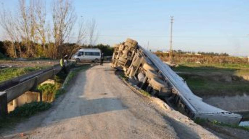 Virajı Alamayan TIR Sulama Kanalına U&ccedil;tu