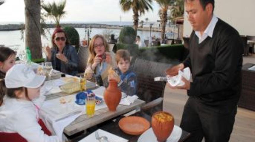 Side'ye Gelen Turistlerin Yılbaşı Yemeği, Hindi Etli Testi Kebabı