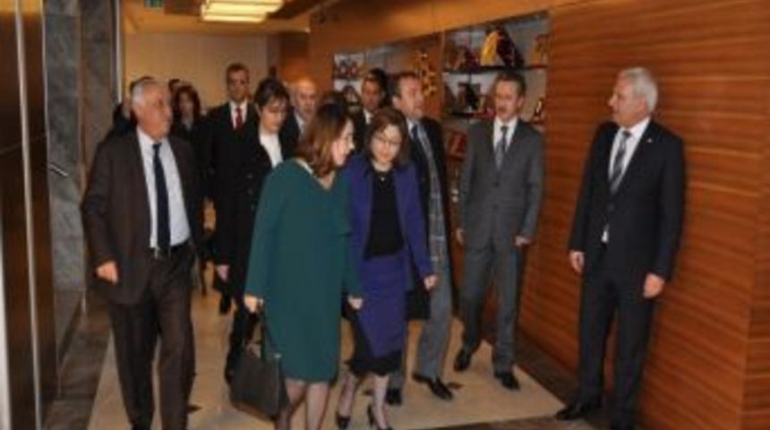 Gaib İhracatta 9 Milyar Doları Yakaladı, Bakan Şahin'den &Ouml;vg&uuml; Yağdı