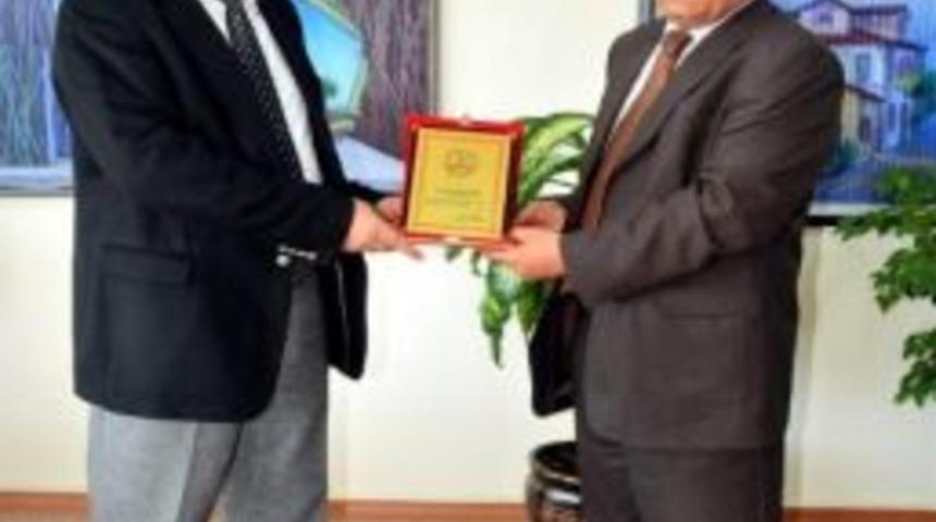 &Ouml;ğretmenevi M&uuml;d&uuml;r&uuml;nden Başkan T&uuml;rk&rsquo;e Plaket
