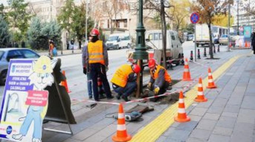 Ankara'da Yaya Alt - &Uuml;st Ge&ccedil;itleri Ile Kaldırımlardaki Işıklandırmalara Bakım