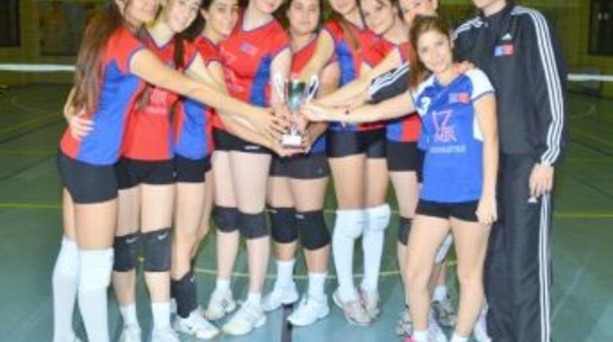 İzmir &Uuml;niversitesi Voleybolda 3. Oldu