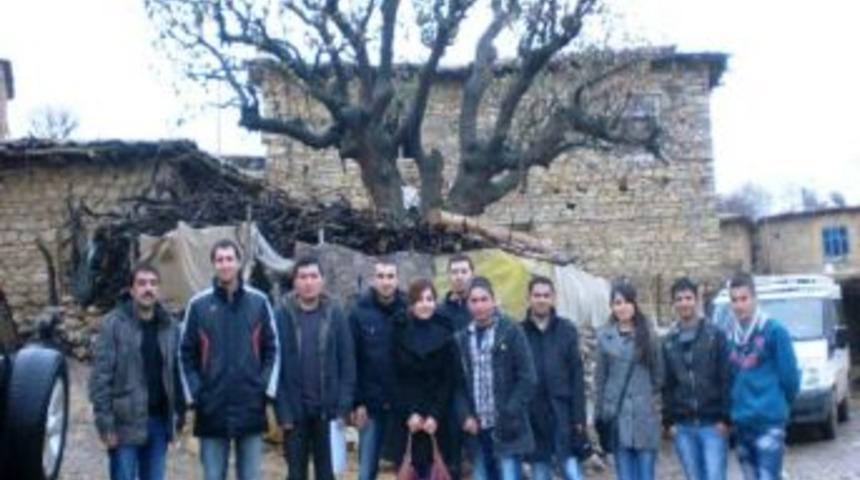 Pervari İMKB Lisesi &Ouml;ğretmenleri K&ouml;y K&ouml;y Gezerek Velileri Ziyaret Ediyor