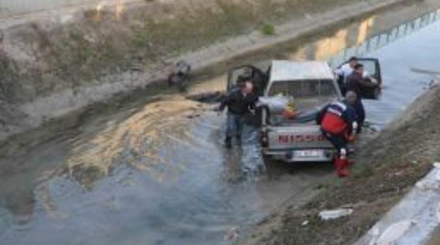 Tarsus'ta Kamyonet Sulama Kanalına D&uuml;şt&uuml;: 2 Yaralı