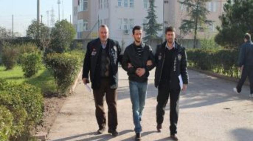 Acemi Hırsız İş &Uuml;st&uuml;nde Yakalandı