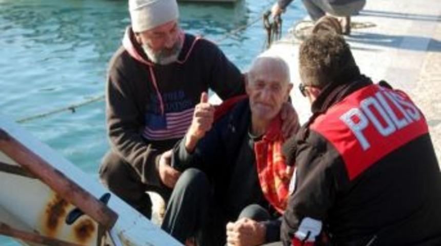 Denize Atlayan Yaşlı Adamı Balık&ccedil;ı Kurtardı