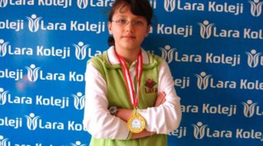 Lara Koleji &Ouml;ğrencisi Derya Solak, Satran&ccedil;ta Rakip Tanımıyor