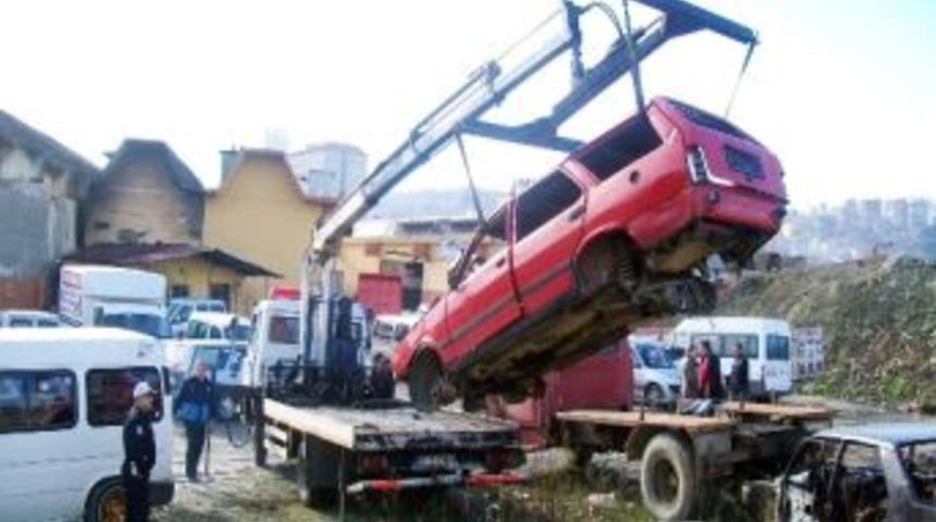 Yol Kenarında Gelişi G&uuml;zel Bırakılan Hurda Ara&ccedil; Sorununa Belediye El Attı