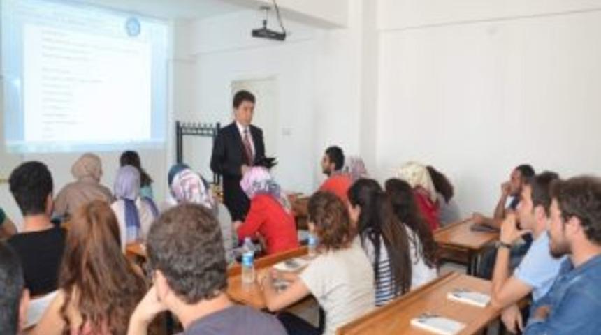 Sinop Valisi &Uuml;niversitede Ders Veriyor