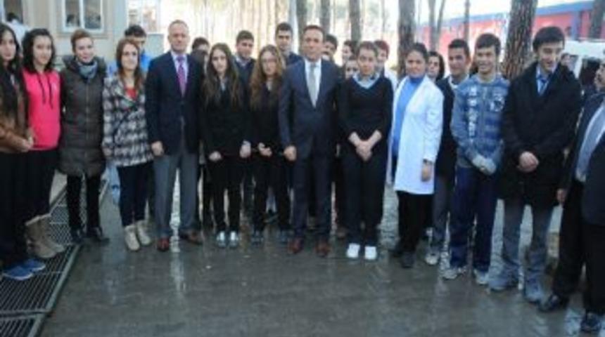 &Ouml;ğretmenlerle Buluştu, &Ouml;ğrencilere Kupa Verdi