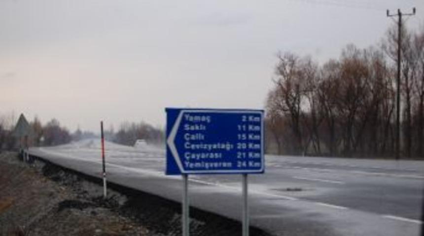 G&uuml;roymak K&ouml;y Yollarında Bilgilendirme Tabelası