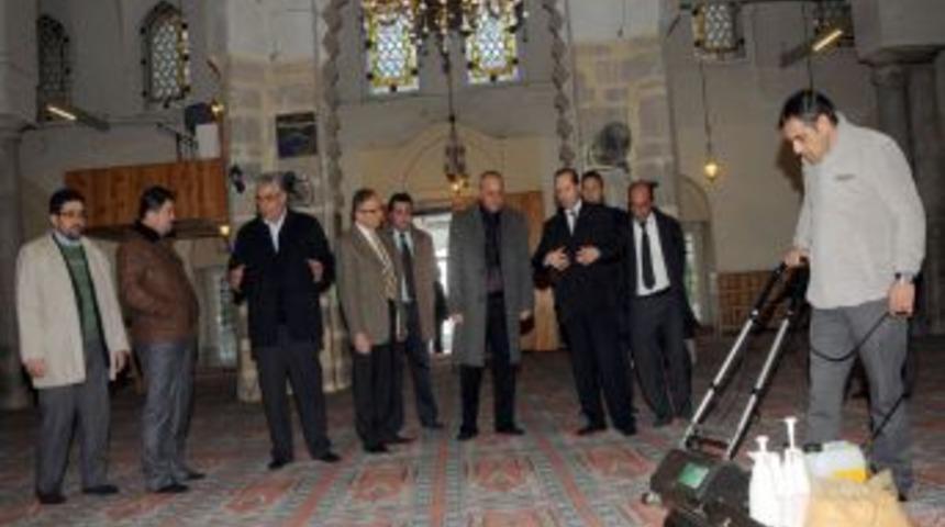Manisa'da Cami Halılarının Hijyenik Yıkanmasına Başlandı