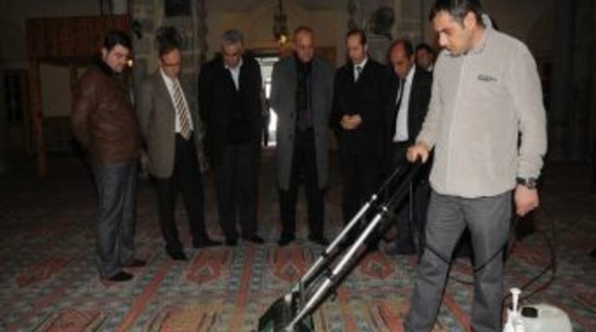 Manisa Belediyesi Cami Halılarını Modern Sistemle Temizletiyor