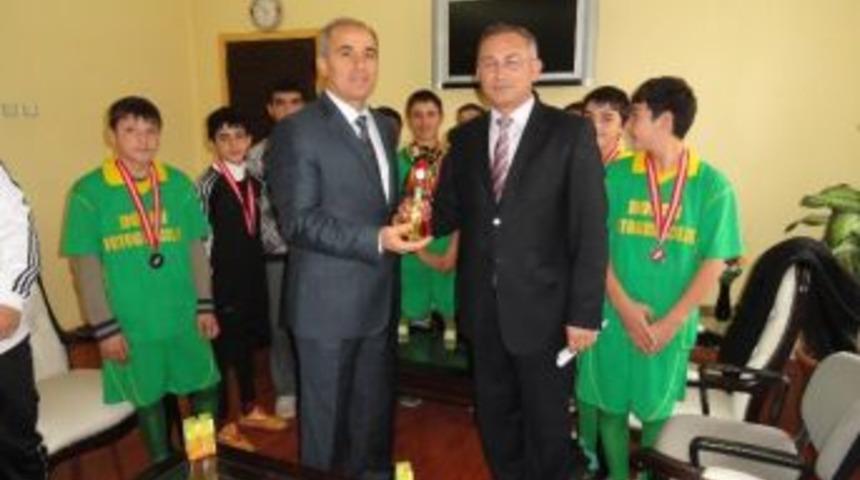 Sorgun Şehit &Ouml;nder Muratoğlu Ortaokulu Yıldızlar Futbol Takımı İl 3&rsquo;&uuml;nc&uuml;s&uuml; Oldu