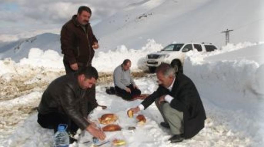 Hizan&rsquo;da Karla M&uuml;cadele Ekipleri Yol A&ccedil;ma &Ccedil;alışmalarına Başladı