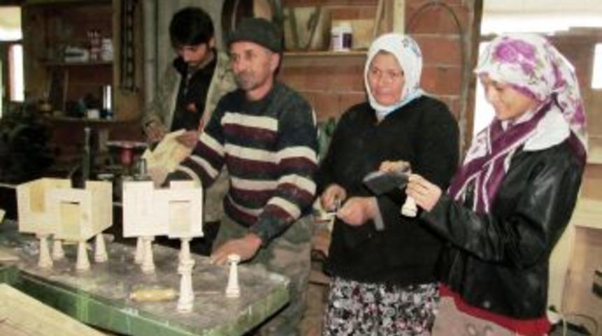 Ailece Ahşaba Şekil Veriyorlar