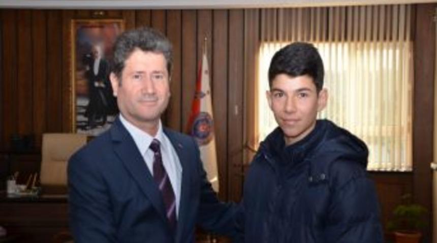 Emniyet M&uuml;d&uuml;r&uuml; &Ccedil;etin'den Gen&ccedil; Futbolcuya Tebrik