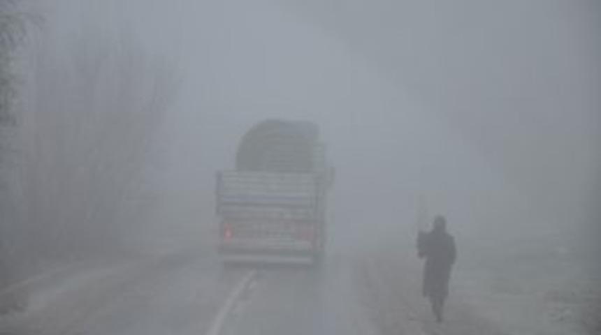 Kırıkkale'de Yoğun Sis, Hayatı Olumsuz Y&ouml;nde Etkiledi