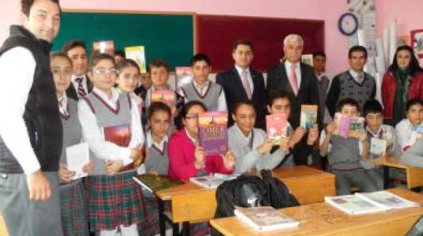 Gen&ccedil;lik Hizmetleri Ve Spor İl M&uuml;d&uuml;rl&uuml;ğ&uuml;'nden &Ouml;ğrencilere Kitap