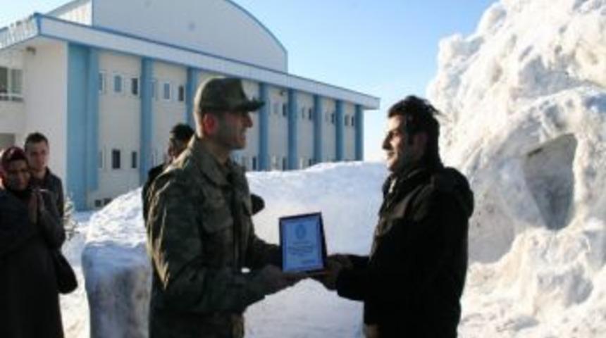 Ka&uuml;&rsquo;de Sarıkamış Şehitleri Anısına Yapılan &ldquo;buzdan Heykel&rdquo;in A&ccedil;ılışı Yapıldı