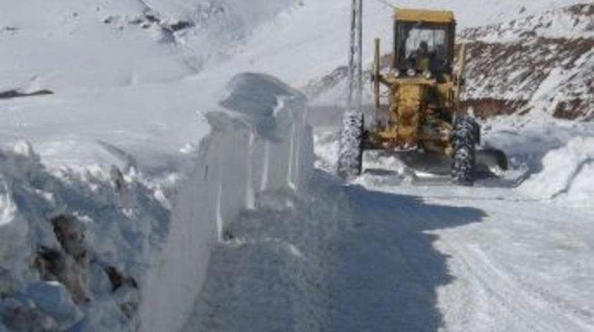 Doğuda Kış: Bitlis&rsquo;te 20 K&ouml;y Yolu Ulaşıma Kapandı