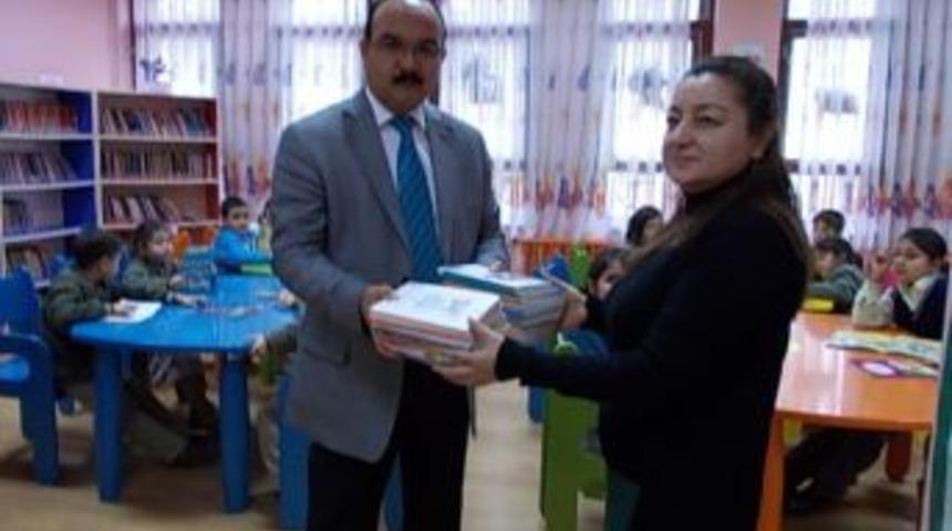 İlkokul &Ouml;ğrencileri Emniyet M&uuml;d&uuml;rl&uuml;ğ&uuml; Ve K&uuml;t&uuml;phane'yi Gezisi