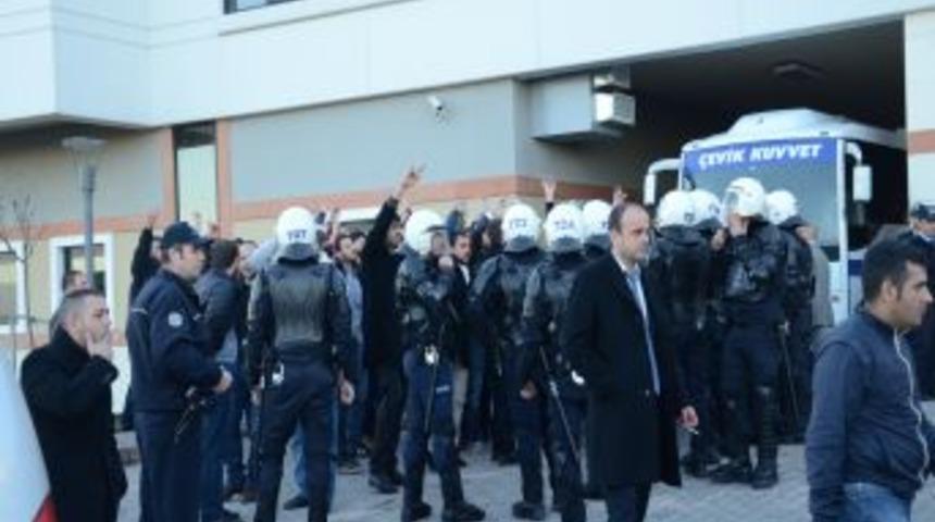 Kocaeli &Uuml;niversitesi'nde Iki Grup Arasında Kavga: 13 Yaralı