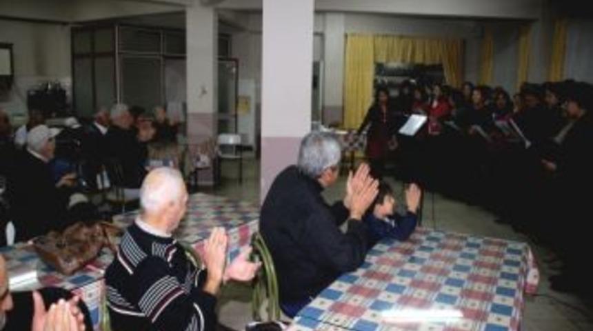 Huzurevi Sakinleri T&uuml;rk&uuml;lerle Eğlendi