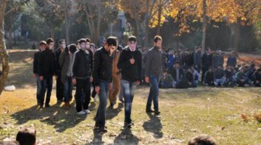 &Uuml;niversiteliler Uludere I&ccedil;in Eylem Yaptı