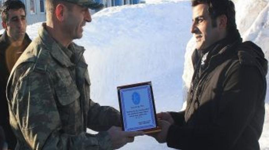 Kars'ta 30 Kamyon Karla Kardan Heykel Sergisi A&ccedil;ıldı