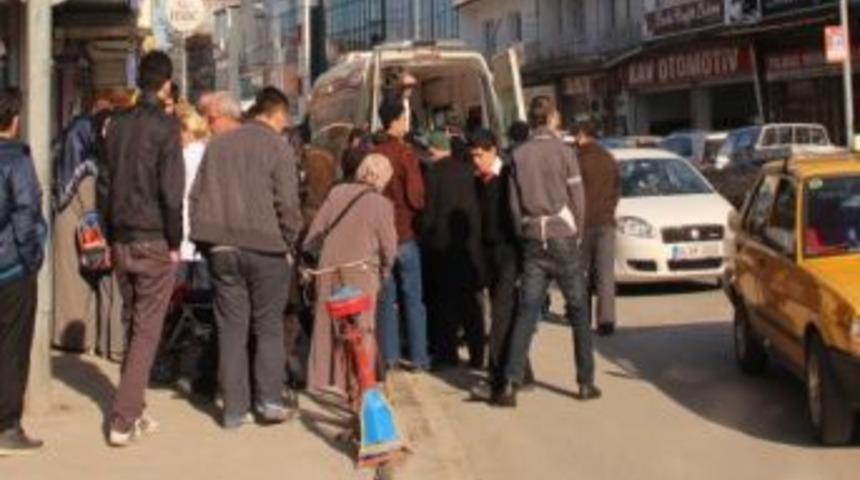 Yaşlı Kadına &Ccedil;arpıp Ka&ccedil;tı