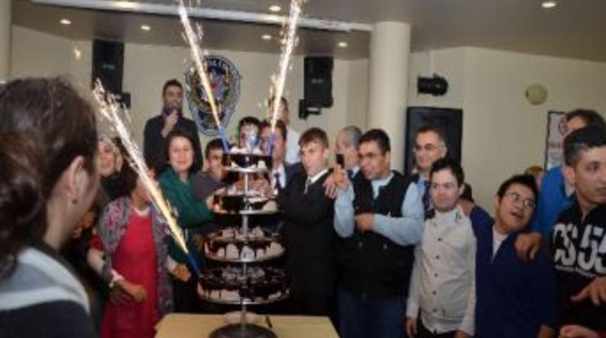 Polis Eşlerinden &Ccedil;ocuklara Yılbaşı Kutlaması