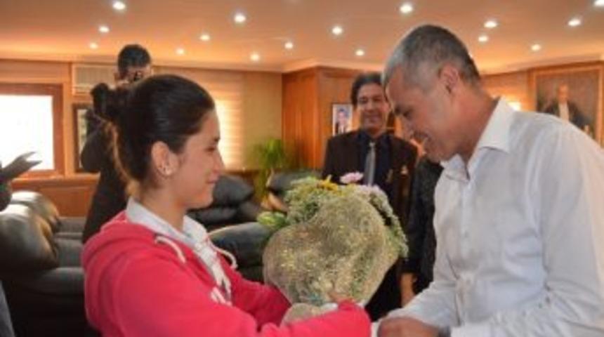 Kız Teknik Ve Meslek Lisesi'nden Başkan S&ouml;zen'e Teşekk&uuml;r Ziyareti