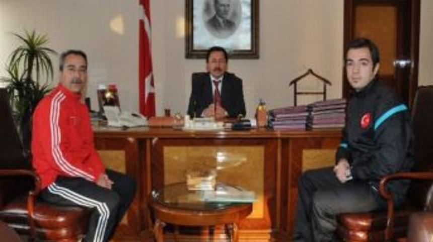 Milli Karateci Yakan, Vali Balkanlıoğlu&rsquo;nu Ziyaret Etti