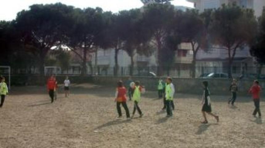 Burhaniye&rsquo;de Okul Bah&ccedil;eleri Futbolla Şenlendi