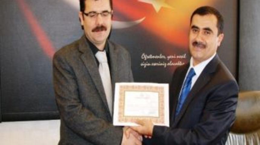 Milli Eğitim M&uuml;d&uuml;r&uuml; İlci&rsquo;den 'yılın &Ouml;ğretmeni'ne Teşekk&uuml;r Belgesi