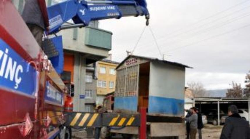 Suşehri Belediyesi &Ccedil;irkin G&ouml;r&uuml;nt&uuml; Oluşturan Barakaları Kaldırdı