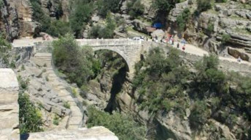 K&ouml;pr&uuml;l&uuml; Kanyon'un Altından Yazın Raftingciler, Kışın Doğa Y&uuml;r&uuml;y&uuml;şleri Ge&ccedil;iyor