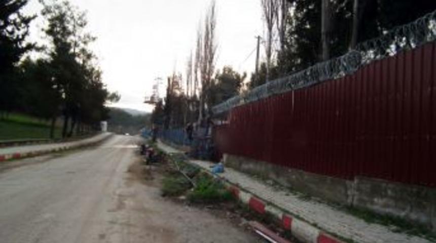 Yayladağı'ndaki &Ccedil;adır Kentin Etrafı &Ccedil;elik Tellerle &Ccedil;evrildi