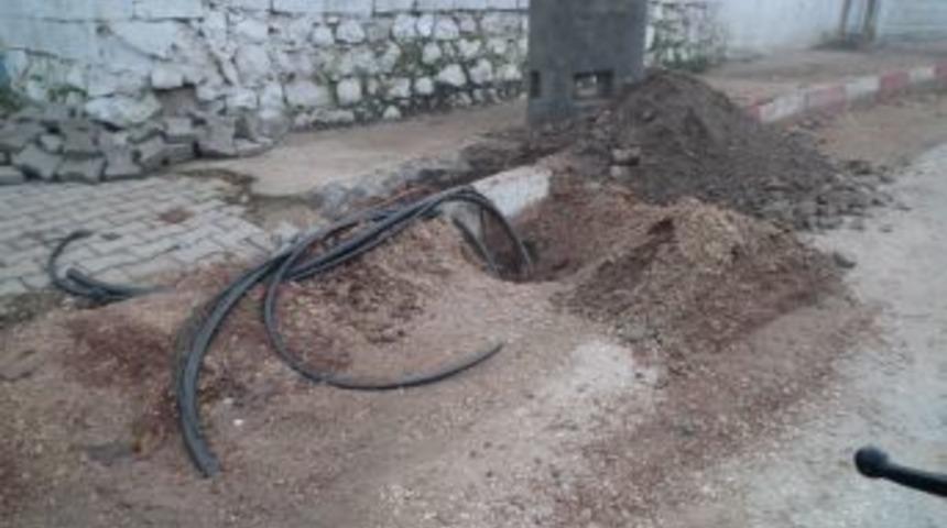 Yayladağı'nda Elektrik Kabloları Yer Altına Alınıyor