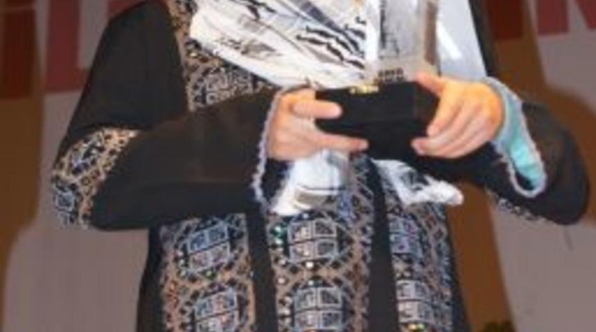 Filistinli Cesur Kız Tamimi'ye 'Hanzala Cesaret &Ouml;d&uuml;l&uuml;' Verildi