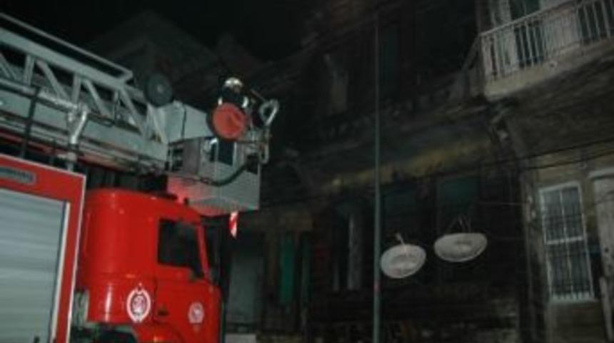 Tarihi Ev Yangında K&uuml;l Oldu