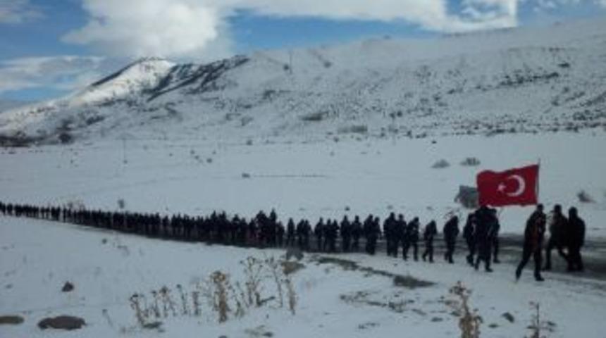 Yetiştirme Yurdu İzcileri Allahuekber Şehitlerini Andı