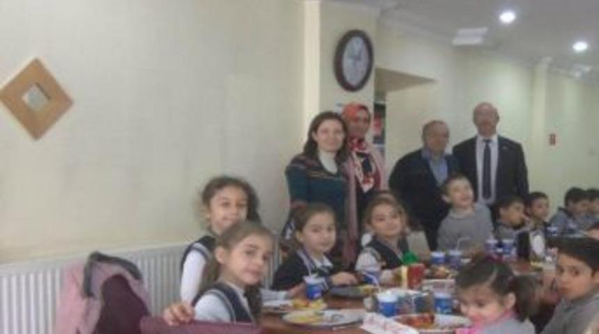 K&uuml;&ccedil;&uuml;k Başkan Pizza Ismarlama S&ouml;z&uuml;n&uuml; Tuttu