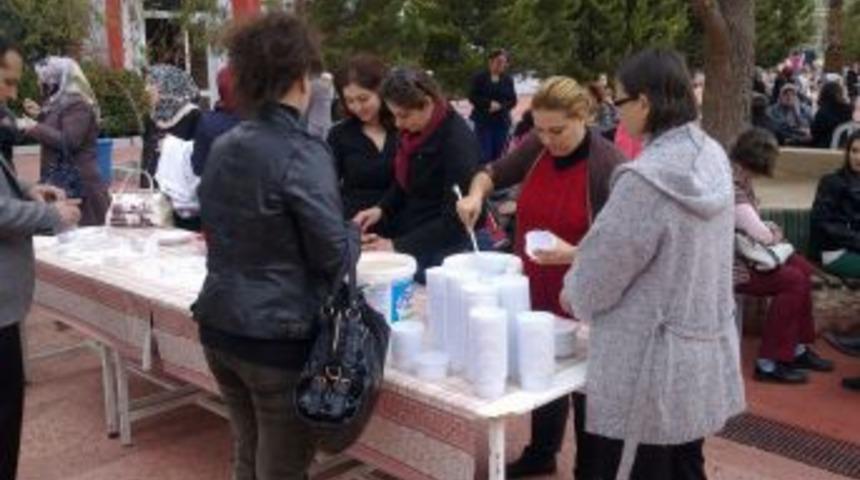 &Ouml;zel Bakır&ccedil;ay Eğitim Kurumları Bin Kişilik Aşure Dağıttı