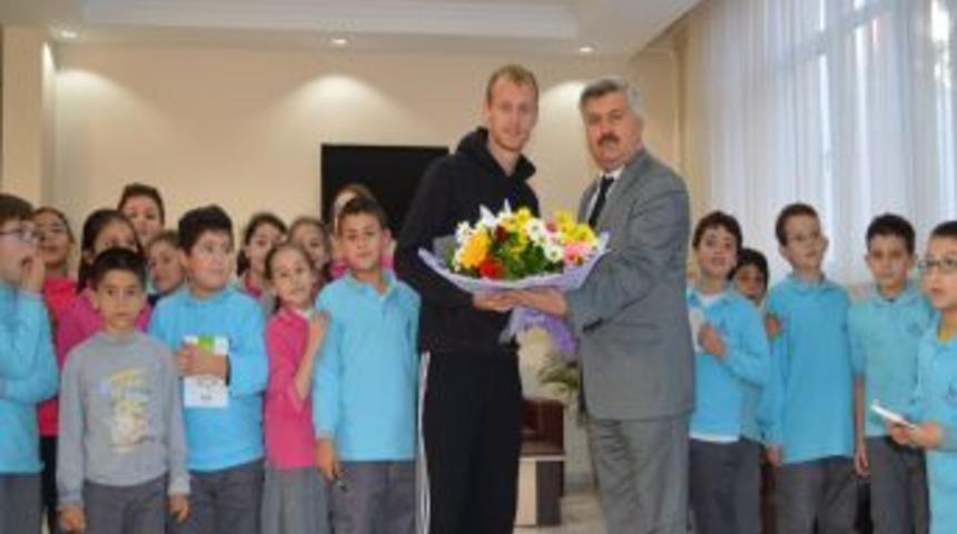 Galatasaraylı Semih Kaya, Bakır&ccedil;ay Eğitim Kurumları'nı Ziyaret Etti