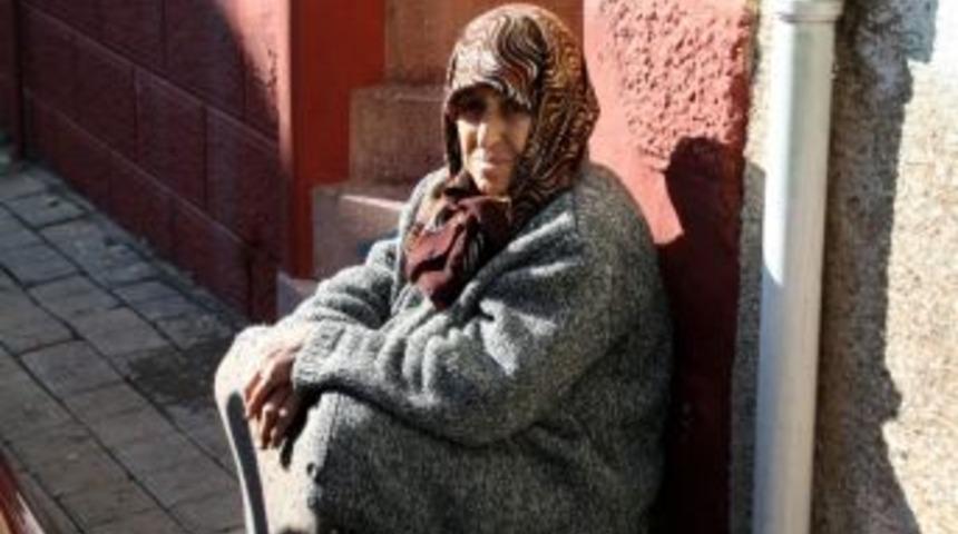 Yardım K&ouml;m&uuml;rlerini Yolun Ortasına Boşaltıp Gittiler