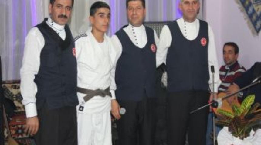 Doğunun Sesi K&uuml;lt&uuml;r Ve Sanat Derneği&rsquo;nden Milli Judocu D&ouml;nmez&rsquo;e, Plaket