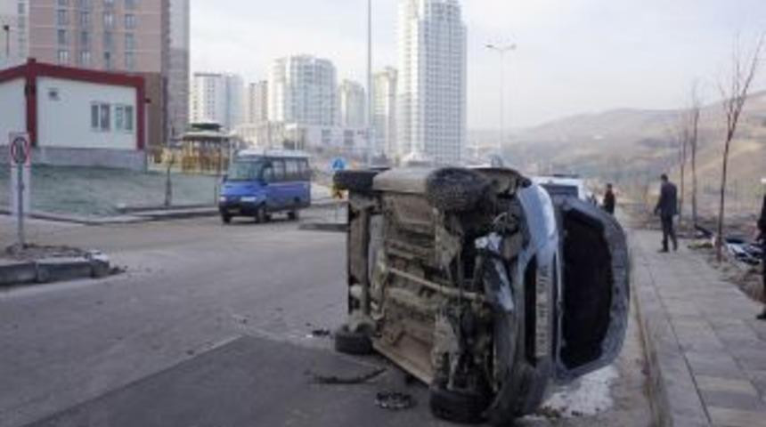 Kaldırıma &Ccedil;arpan Otomobil, Yan Yattı: 1 Yaralı